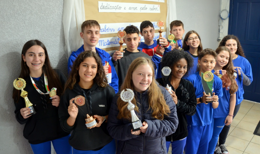 Escola Aurora Peterle reconhece estudantes por desempenho estudantil e esportivo