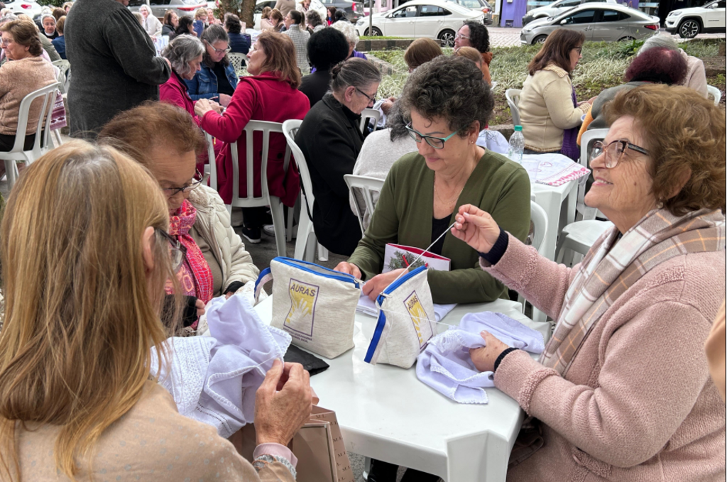 Participantes dos Grupos de Mães de Urussanga demonstram talento e união em evento na Praça