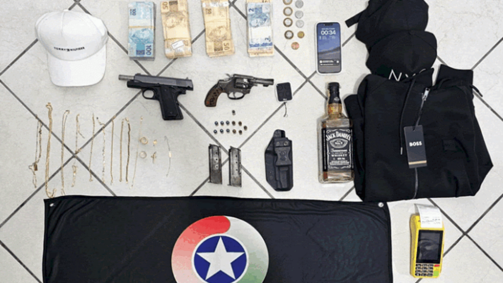 Imagem divulgação PMSC - Veículo suspeito de furto em Imbituba é interceptado com armas e R$ 36 mil em São José