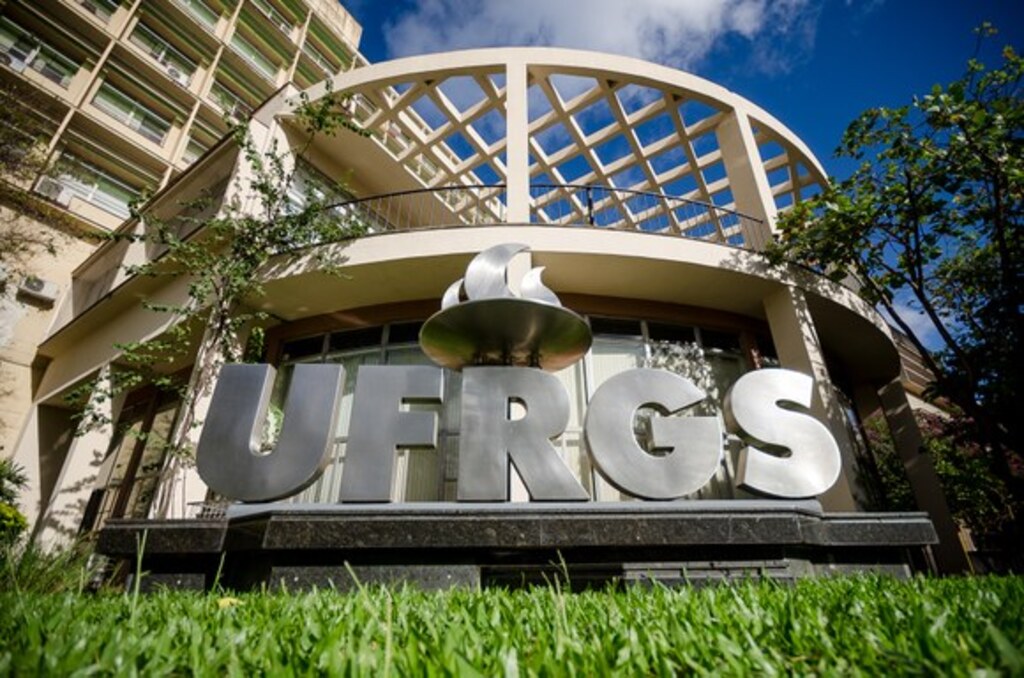 UFRGS seleciona avaliadores de redação para próximo vestibular