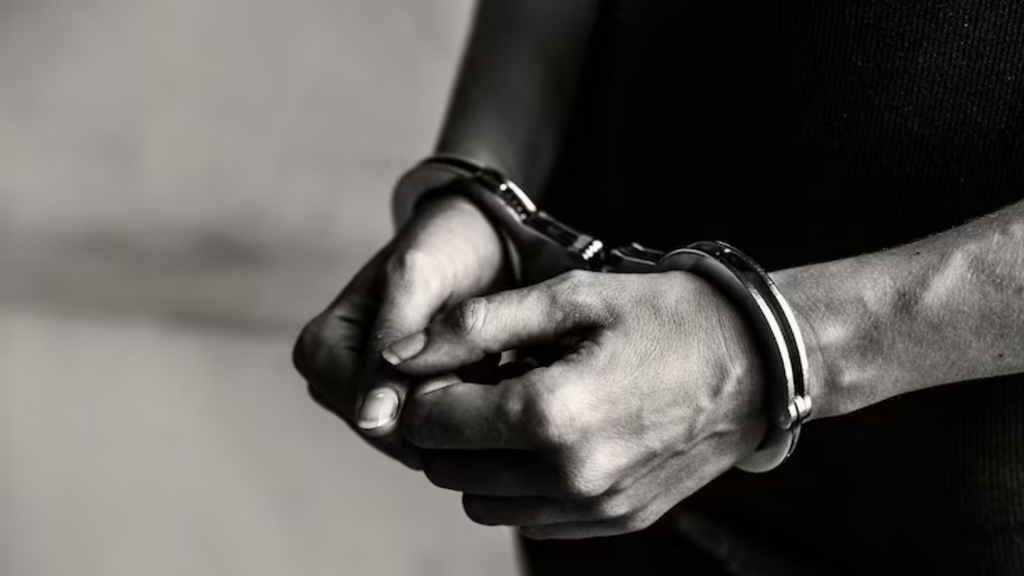 Imagem iStock - Homem invade joalheria em shopping de SC, furta R$ 1 milhão em joias e se esconde no forro do teto para escapar da polícia