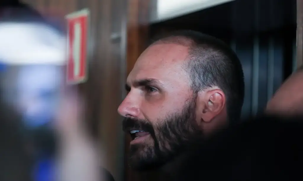 PT pede suspensão do mandato e corte de salário de Eduardo Bolsonaro