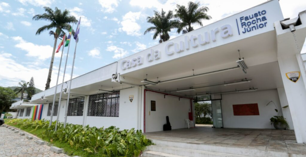 Escola de Música Villa-Lobos abre inscrições para oficinas de teclado e violino popular