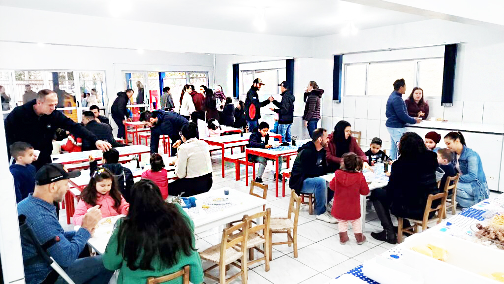 CAFÉ PEDAGÓGICO APROXIMA FAMÍLIAS DA ROTINA ESCOLAR NO CEI ANJO AZUL EM LACERDÓPOLIS