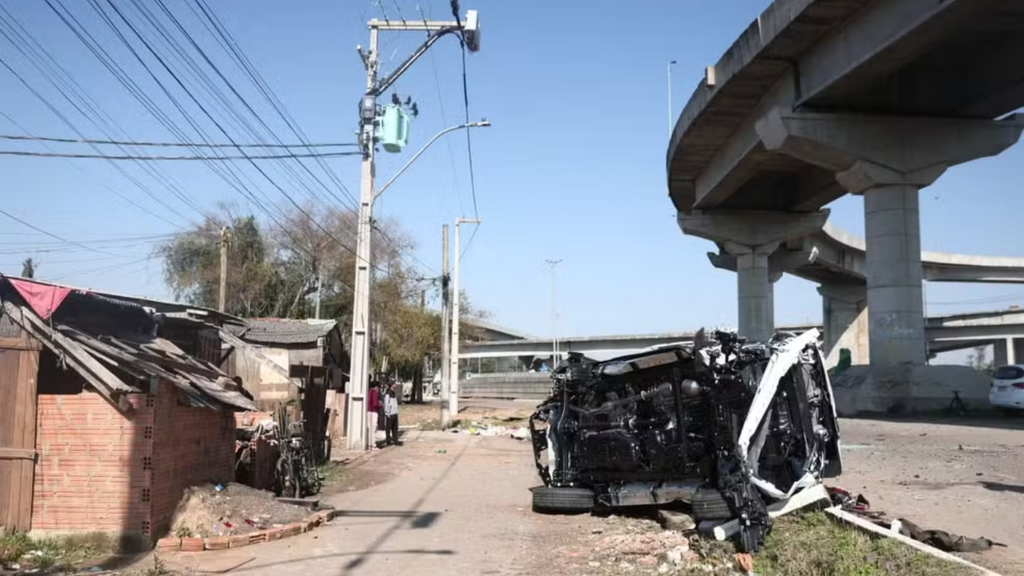 Imagem Jonathan Heckler/Agência RBS - Caminhão-cegonha tomba e carro despenca de ponte