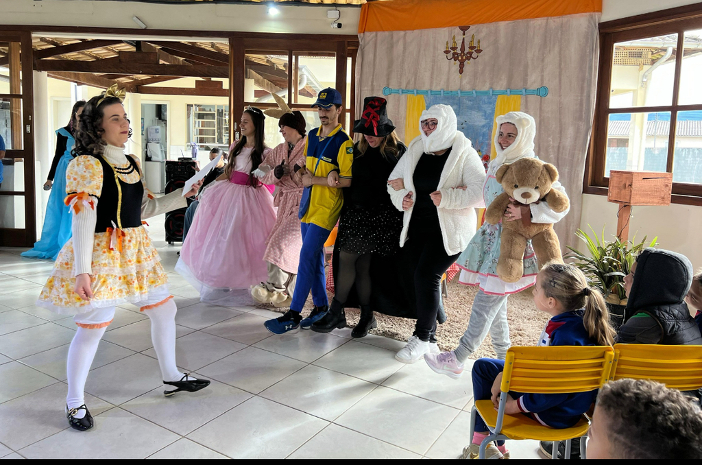 Teatro encanta alunos da Escola Sara Bom Moretti, de Siderópolis, em mais uma edição do Sarau Literário