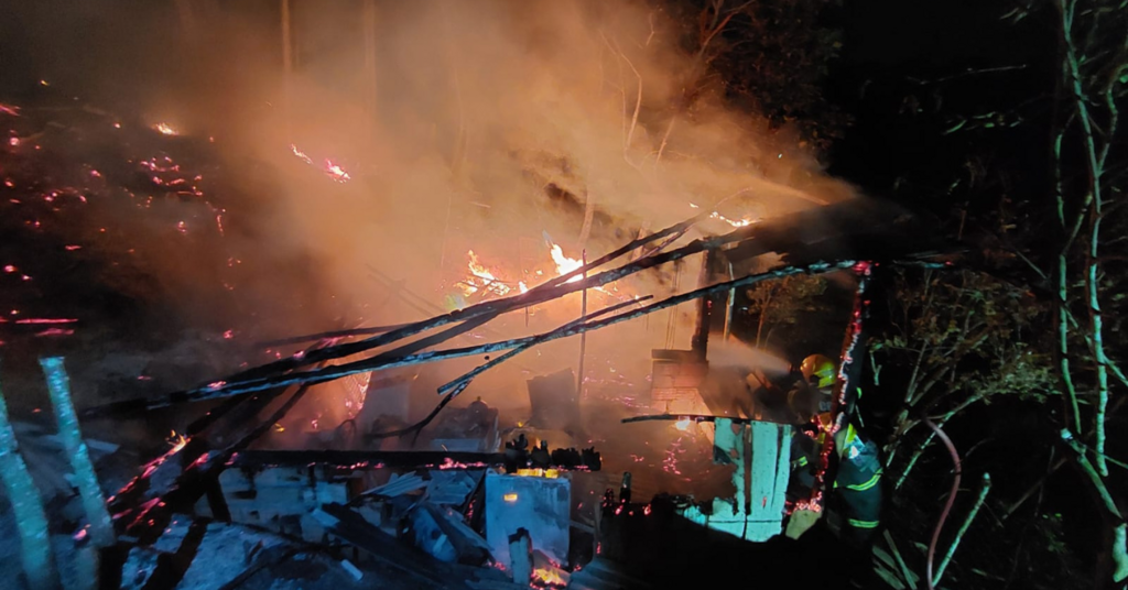 Incêndio destrói casa no Alto Vale e deixa morador ferido