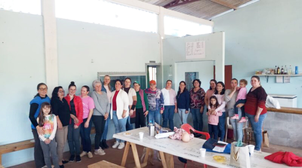 Secretária de Assistência Social realiza visitas a clubes de mães do interior