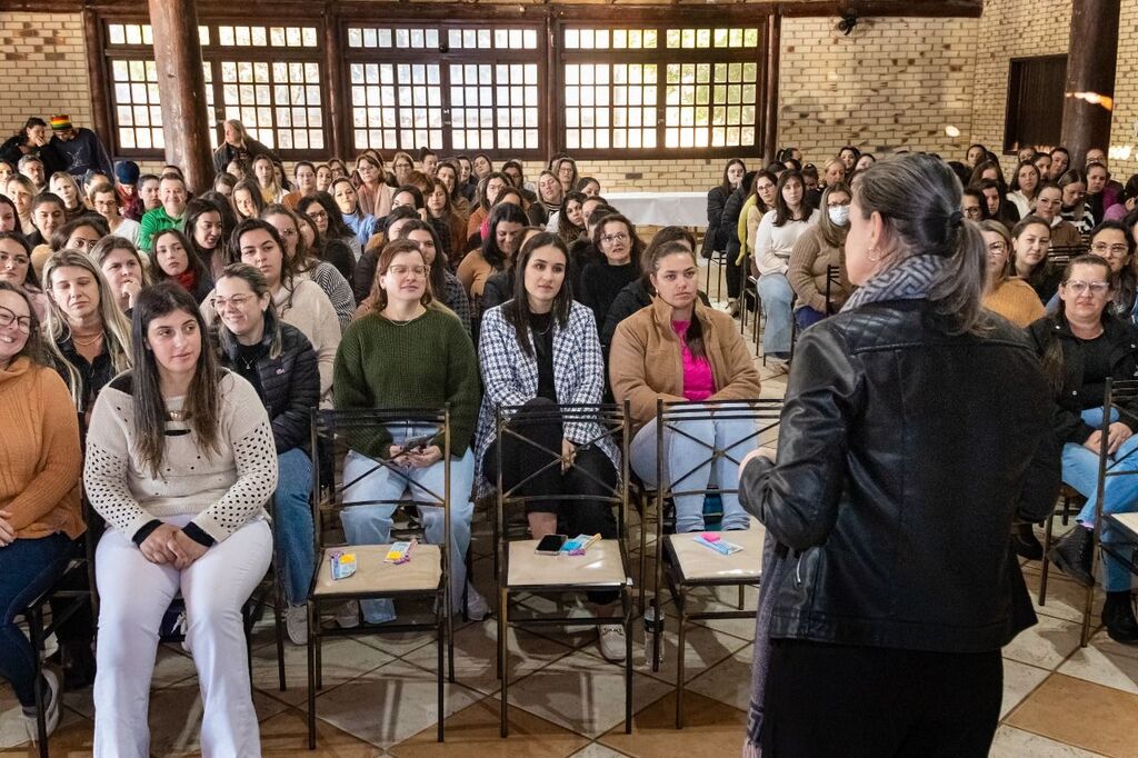 PRAIA GRANDE REALIZA JORNADA PEDAGÓGICA INTEGRANDO TODOS OS PROFISSIONAIS DA EDUCAÇÃO