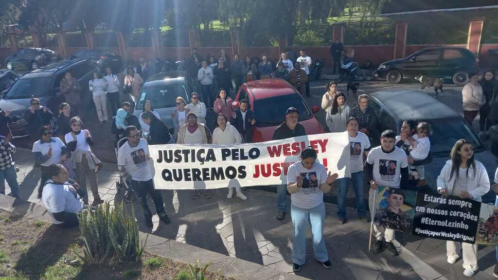 Família de Wesley realiza protesto e polícia prende um dos acusados