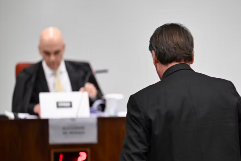 Moraes livra Bolsonaro da prisão por uso de redes, mas faz advertência