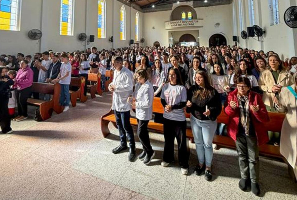 MAIS DE 60 JOVENS RECEBERAM O SACRAMENTO DO CRISMA NA PARÓQUIA SÃO JOÃO BATISTA