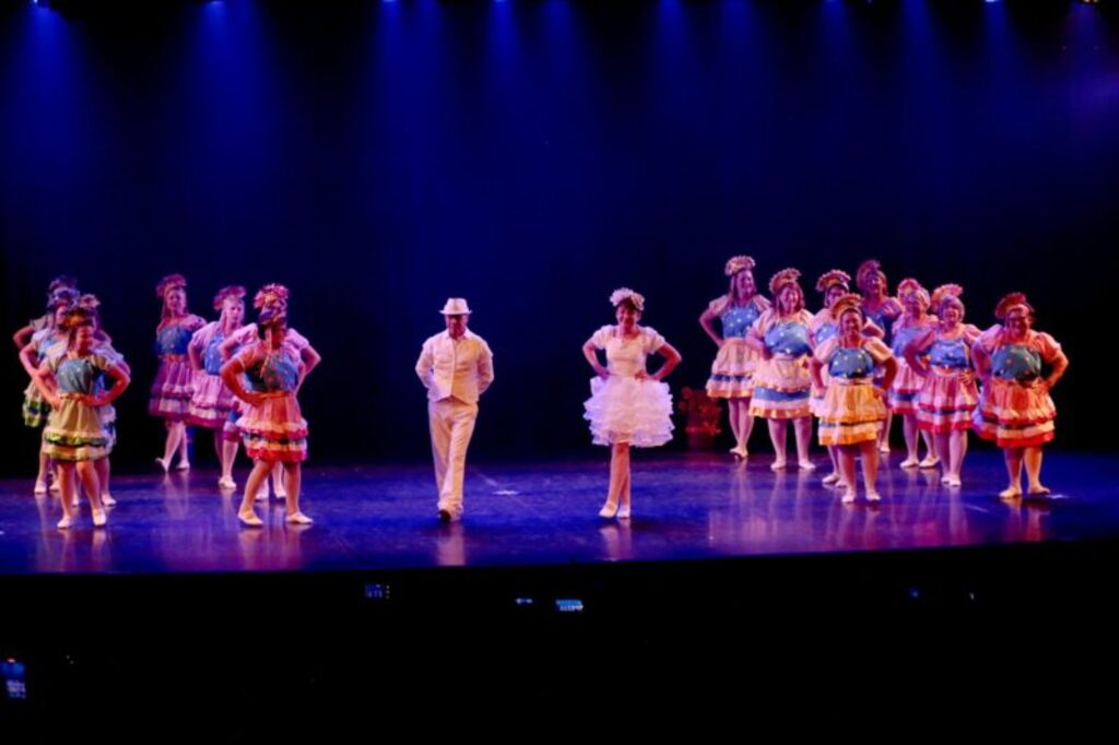 Sonho realizado aos 60+: grupo conquista o palco do Festival de Dança de Joinville