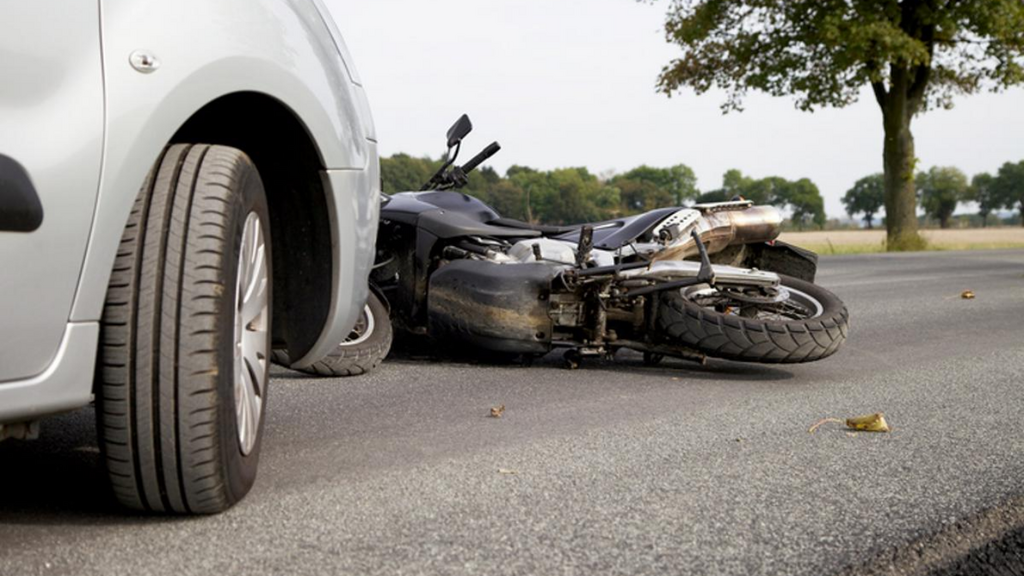 Imagem reprodução internet - Colisão entre carro e moto deixa jovem ferido em Imbituba