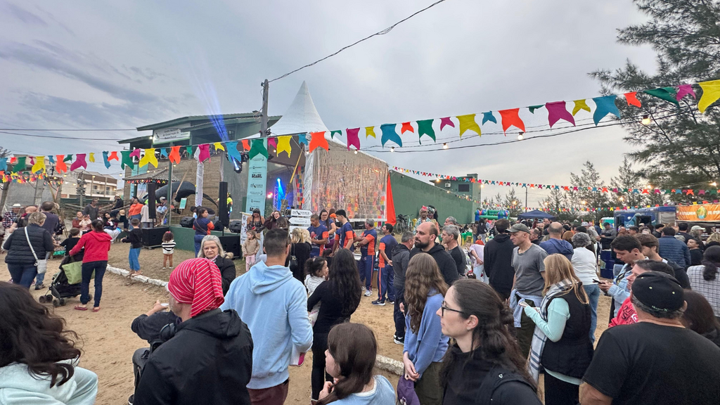Baleias, música e festa: Sunset celebra temporada com mais de 700 pessoas em Imbituba
