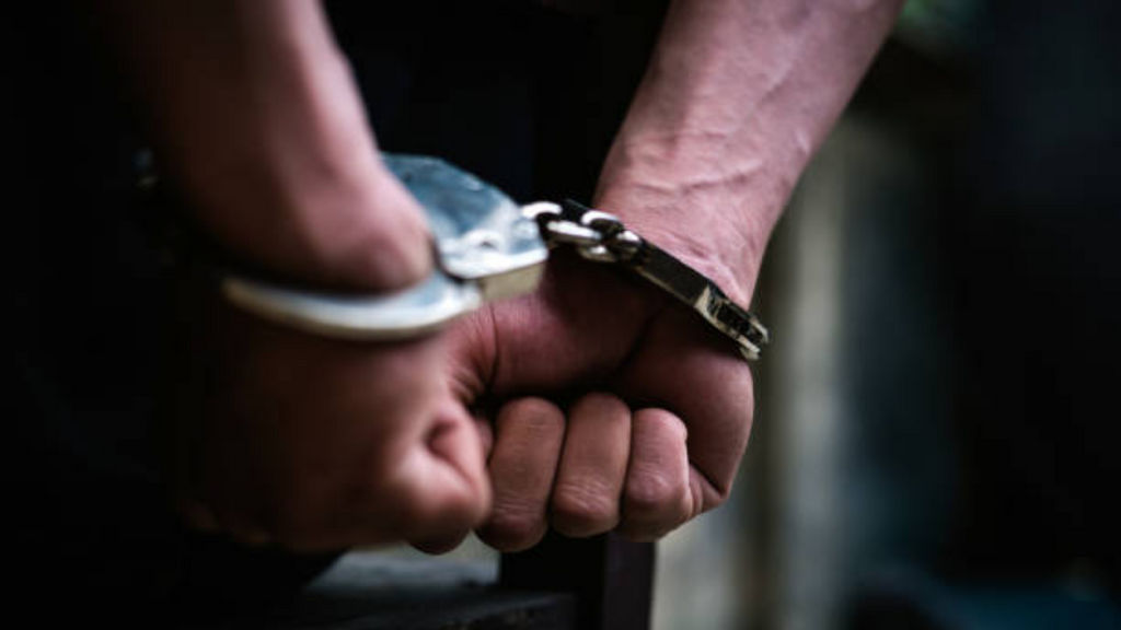 Imagem iStock -  Choochart  Choochaikupt - Homem é preso em Imbituba com mandado ativo por ameaça e vias de fato