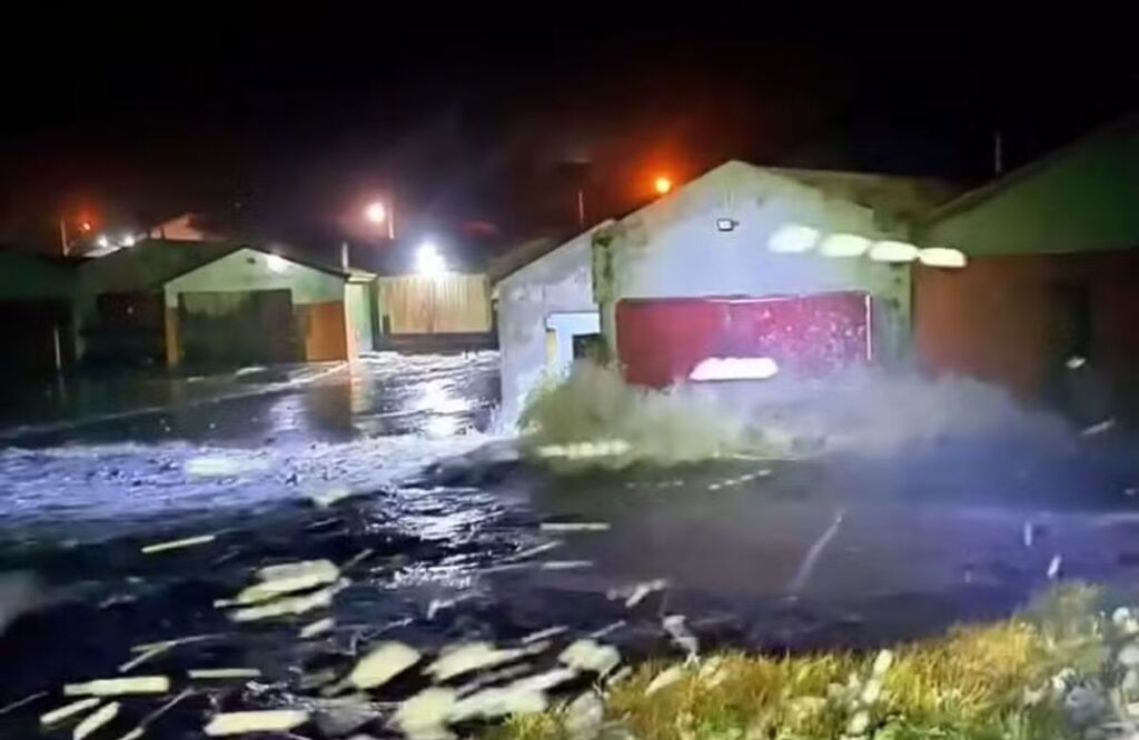 Ciclone em SC: correnteza invade galpões e moradores quebram paredes para salvar embarcações
