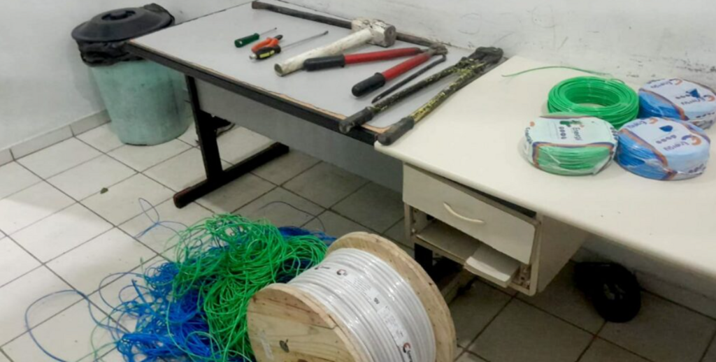 Suspeitos de furtar obra são detidos após perseguição e colisão em Joinville