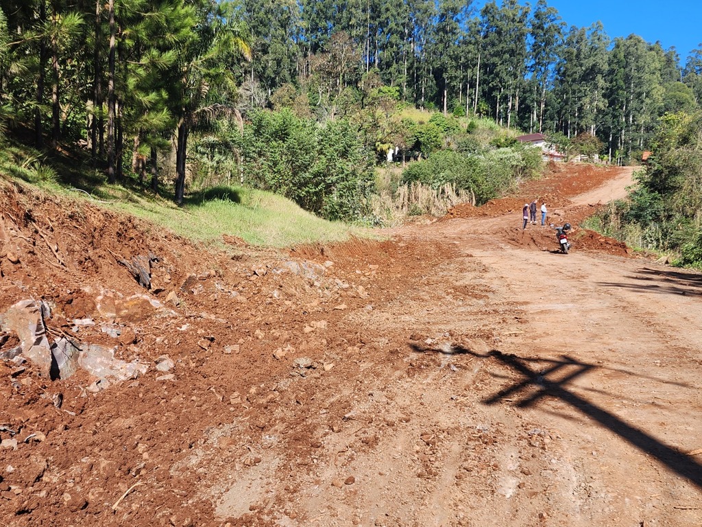 São João do Oeste inicia alargamento do leito de estrada para pavimentação em direção a La. Ervalzinho