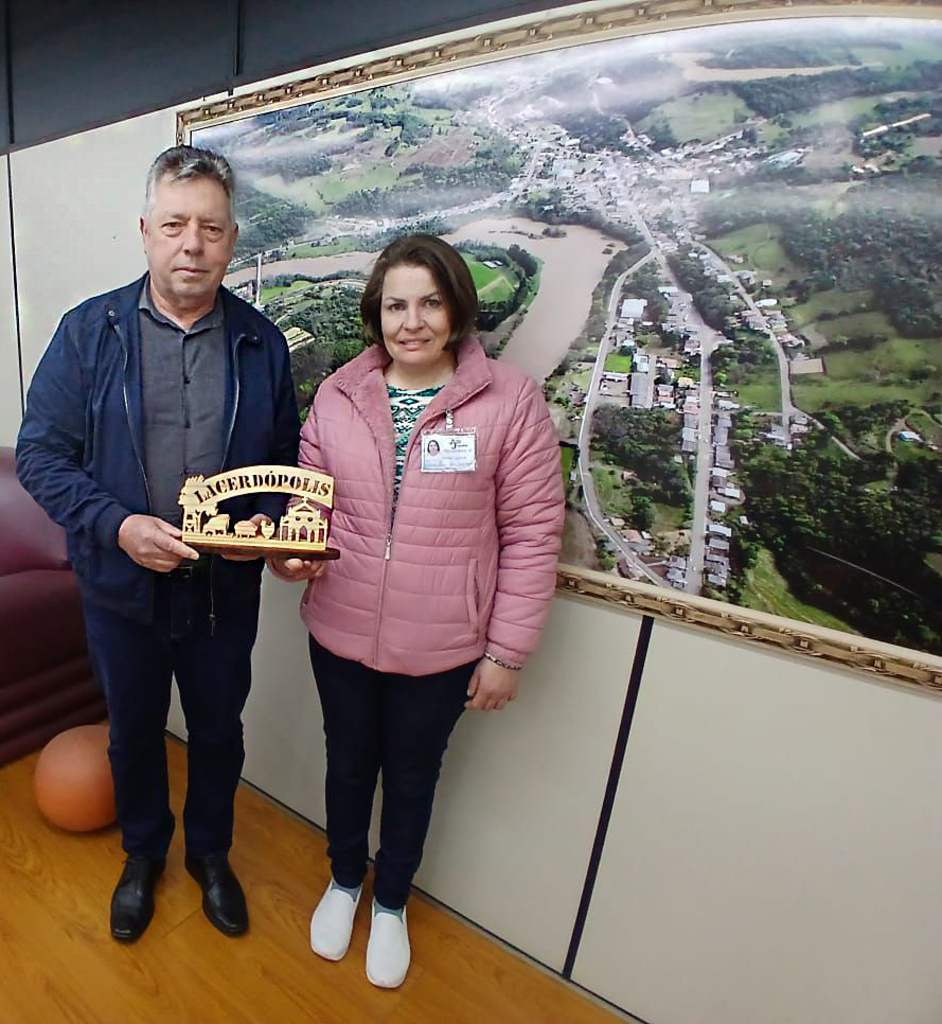 ARTESÃ NATURAL DE LACERDÓPOLIS ENTREGA HOMENAGEM AO MUNICÍPIO