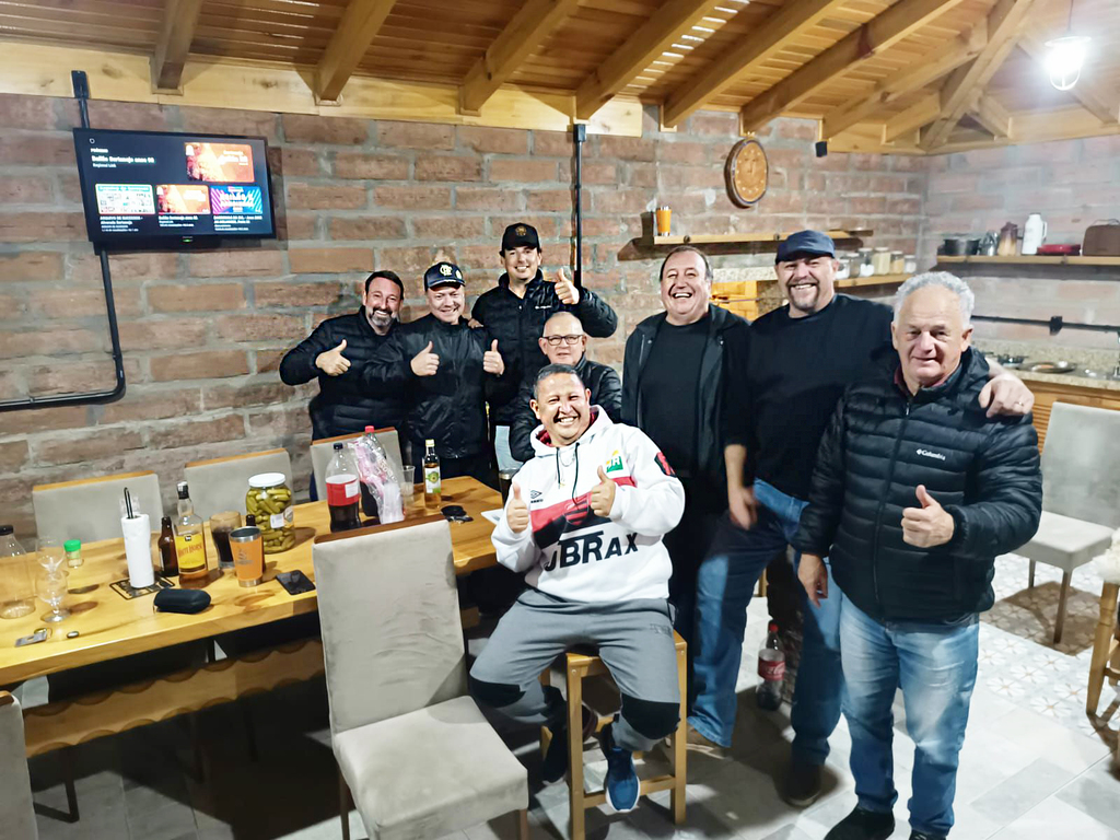 Jantar de Amizade Reúne Amigos na Propriedade de Rudi da EMBER – Gastro Club
