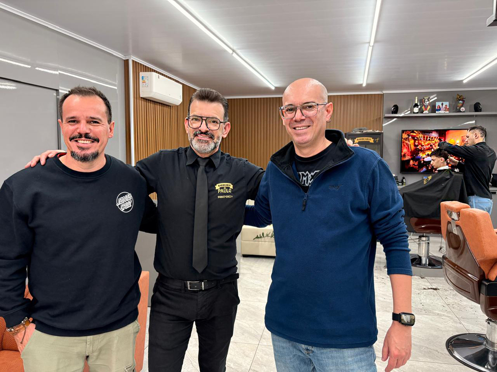 Reencontro Internacional na Barbearia do Paulo: Todos no Estilo!