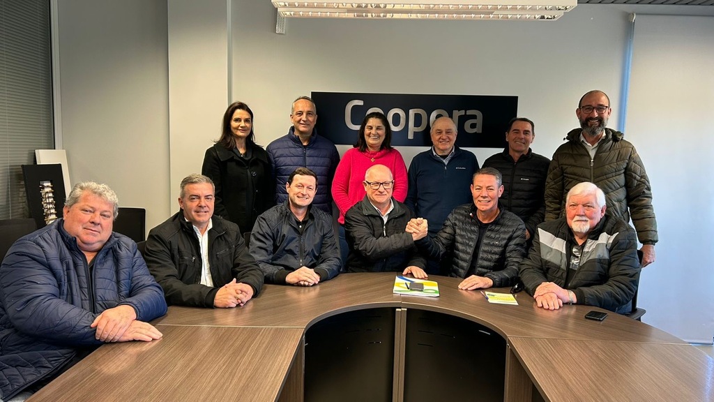 Presidente Rogério Feller transmite cargo a Marcos Spilere e Odo Dal Tóe