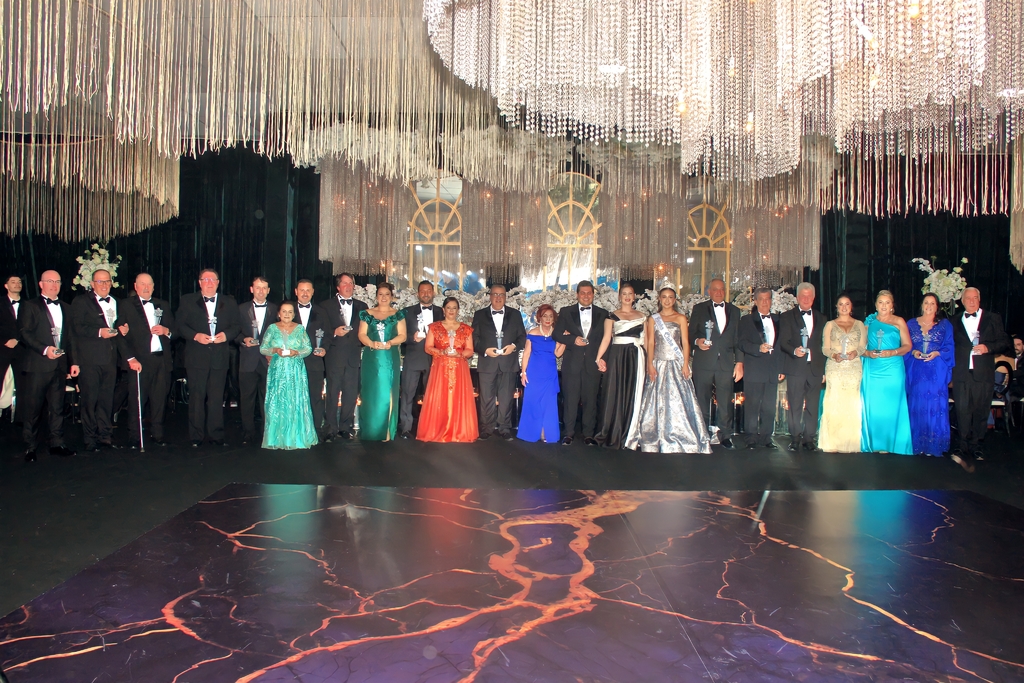 Baile da Neve celebra personalidades com o Troféu Capuchinho