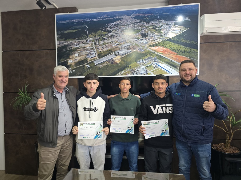 Administração Municipal reconhece talento de meninos otacilienses no Futebol