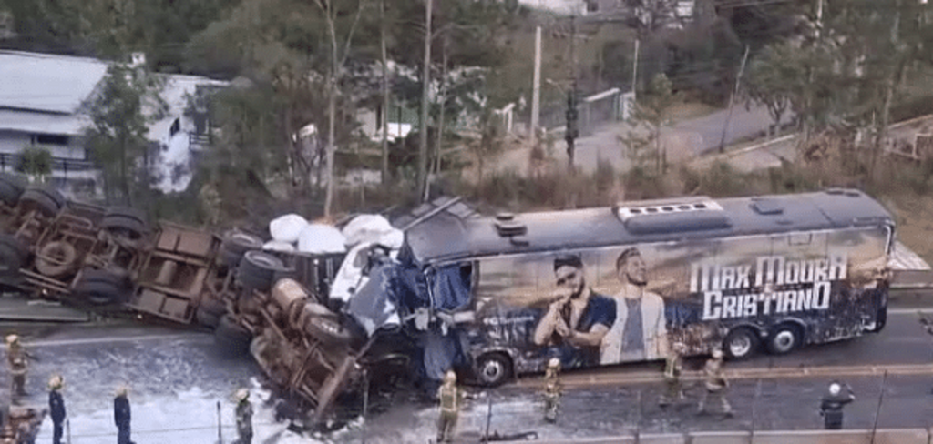 Acidente com ônibus da dupla sertaneja Max Moura e Cristiano deixa dois mortos em Caxias do Sul