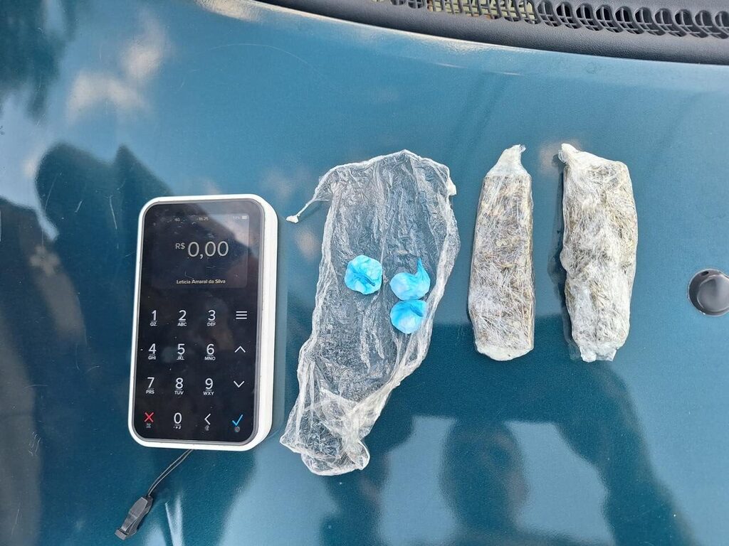 Mulher tenta fugir de blitz em Timbó e polícia flagra drogas no veículo