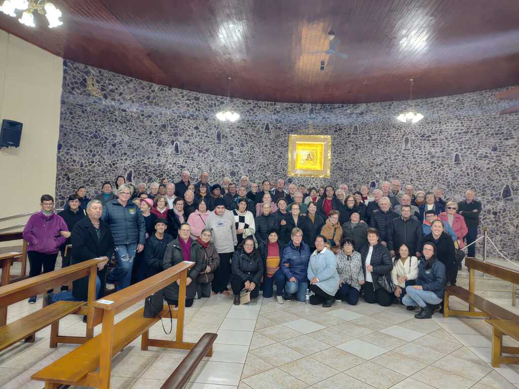 Idosos de Celso Ramos visitam Santuário de Nossa Senhora Aparecida em Campos Novos