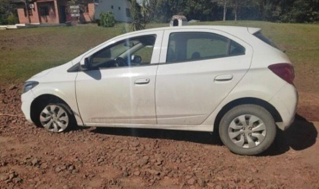 Polícia Militar juntamente com Gendarmeria recupera veículo furtado