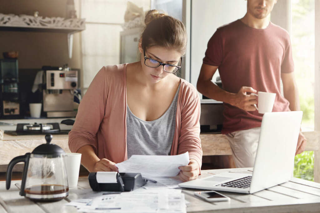 Foto: wayhomestudio - Organizar a vida financeira é um passo essencial para quem deseja viver com mais tranquilidade, reduzir o estresse e alcançar objetivos de longo prazo.