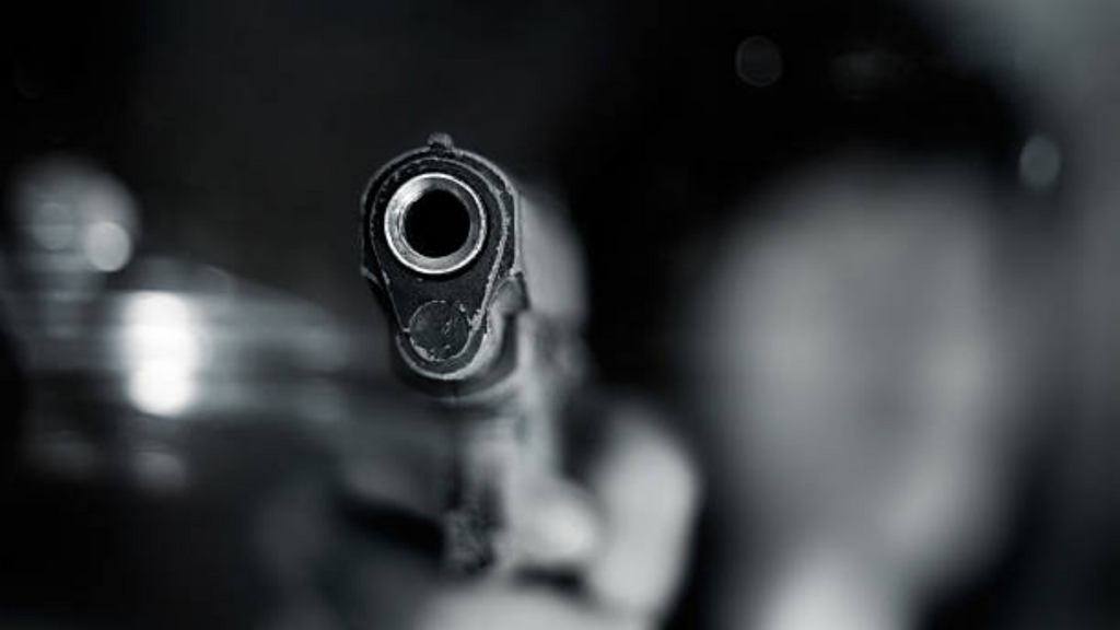 Foto: Reprodução Internet - Jovem morre após disparo acidental durante brincadeira com arma de fogo; suspeito fugiu do local