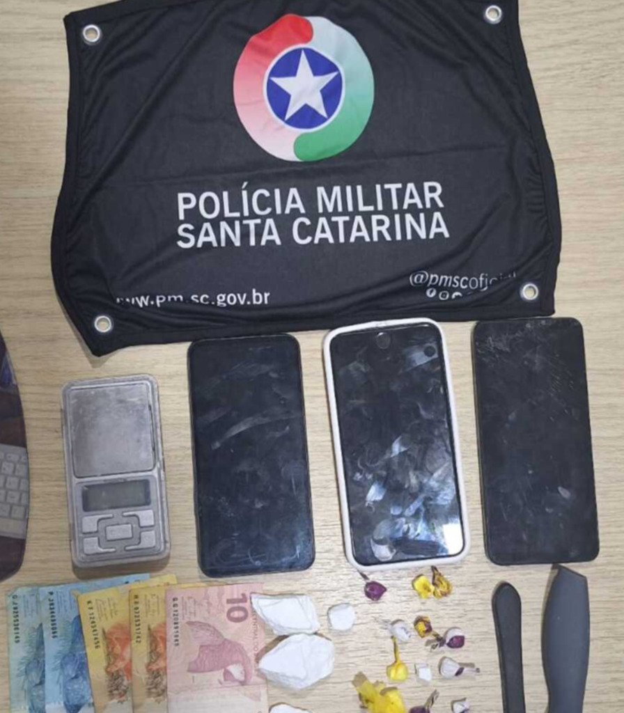 POLÍCIA MILITAR PRENDE INDIVÍDUO POR TRÁFICO DE DROGAS