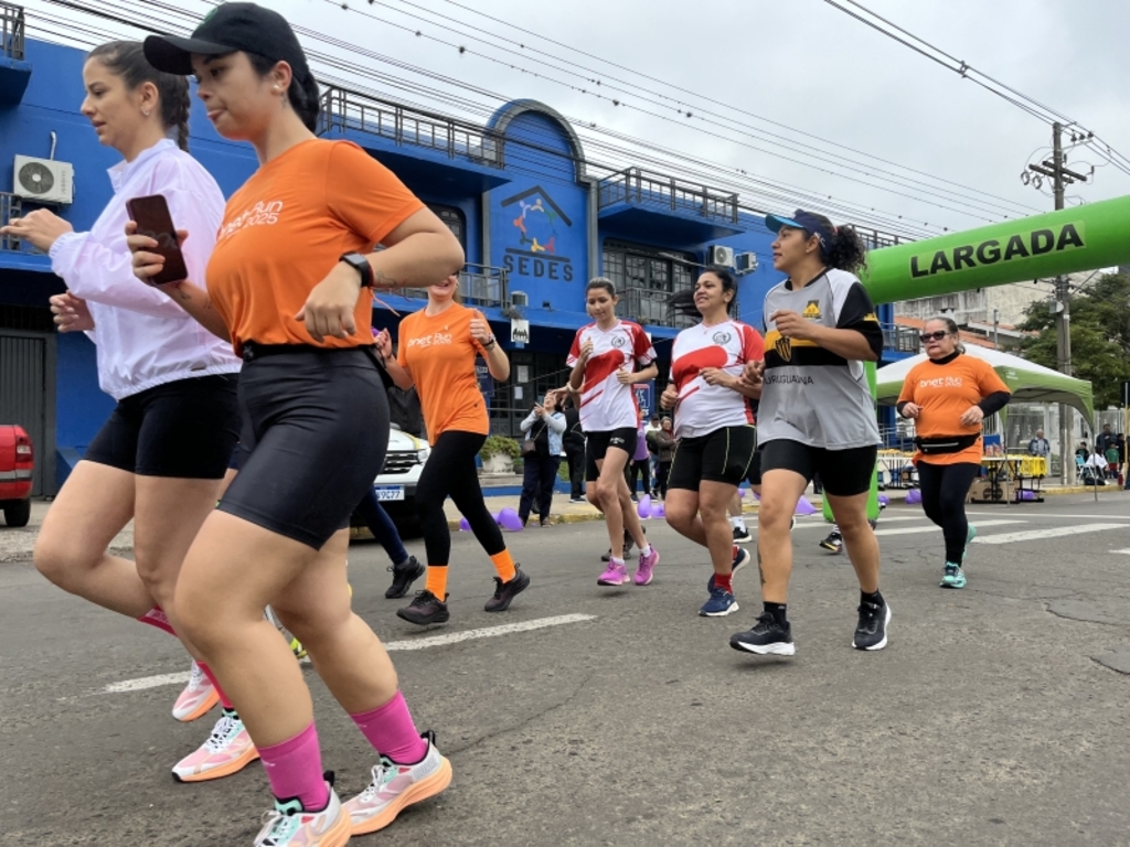 Thiago Valença/Secom PMU - A 1ª Corrida de Enfrentamento à Violência Contra a Mulher reuniu 120 participantes em um percurso de 5 km, unindo esporte e solidariedade para apoiar a causa e arrecadar tênis para a Loja Solidária Irmã Dulce.