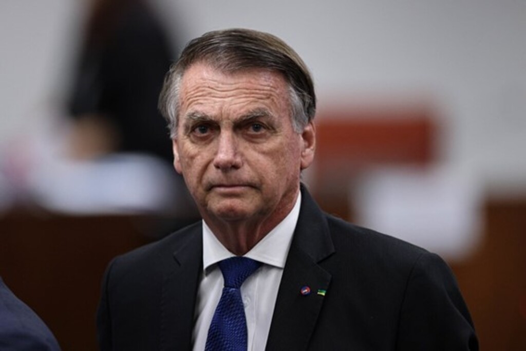 Alexandre de Moraes decreta prisão domiciliar de Bolsonaro