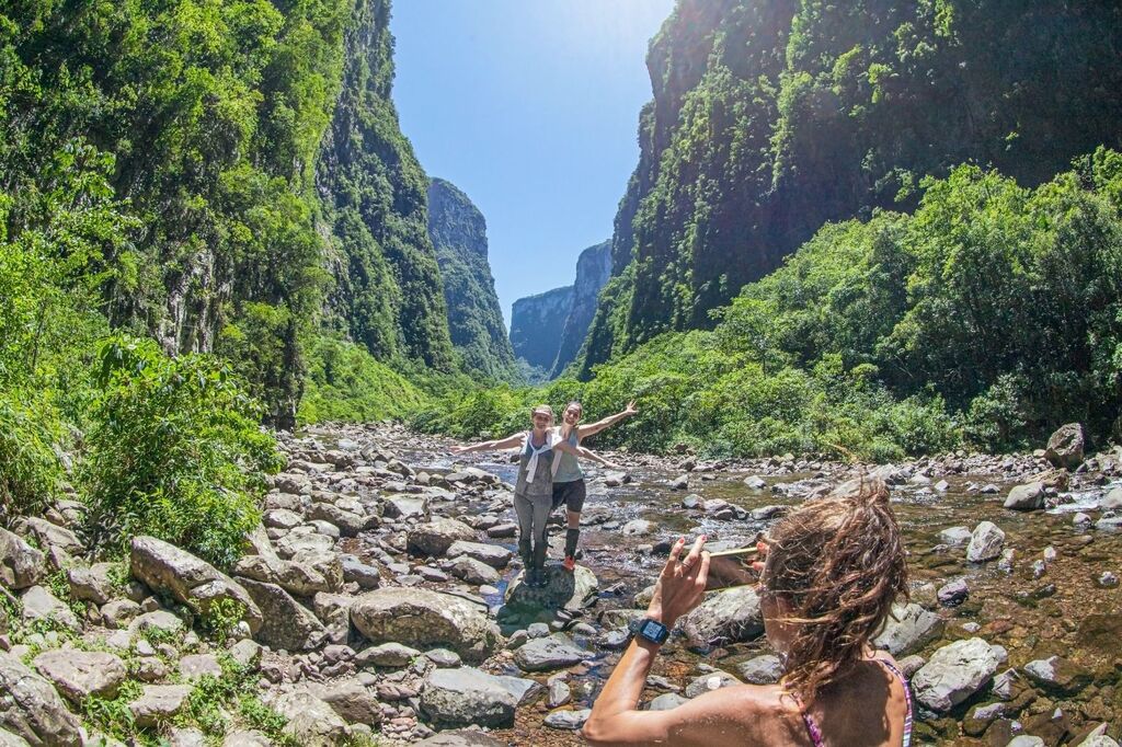 TRILHA DO RIO DO BOI, EM PRAIA GRANDE, É RECONHECIDA ENTRE AS MELHORES EXPERIÊNCIAS TURÍSTICAS DA AMÉRICA DO SUL