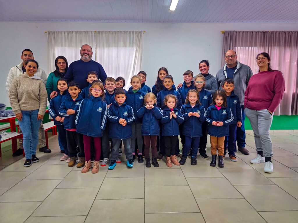 Palmeira entrega kits de uniforme escolar para alunos da rede municipal