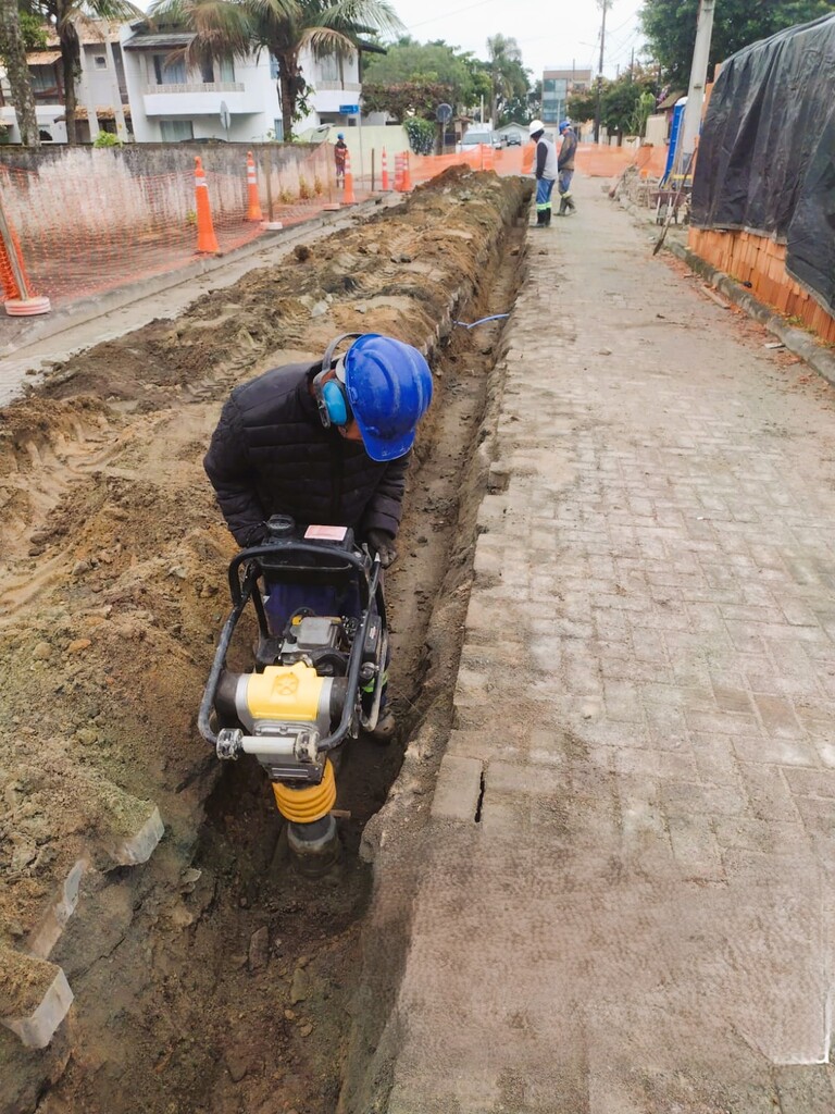 Obras de esgotamento sanitário avançam na região das praias em São Francisco do Sul