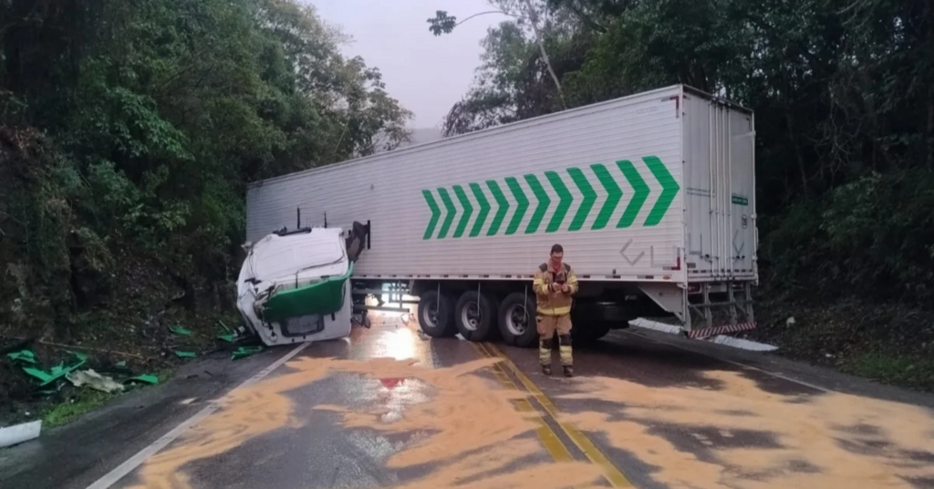Trânsito interrompido nos dois sentidos da BR-470 após acidente em Ibirama