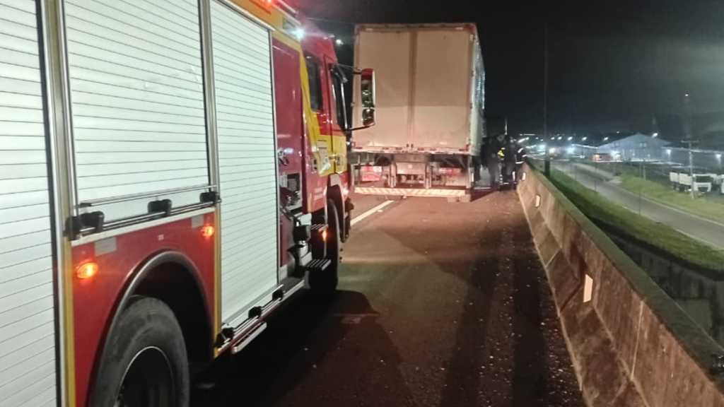 Imagem divulgação CBMSC - Incêndio em caminhão é contido por caminhoneiros na BR-101, em Imbituba