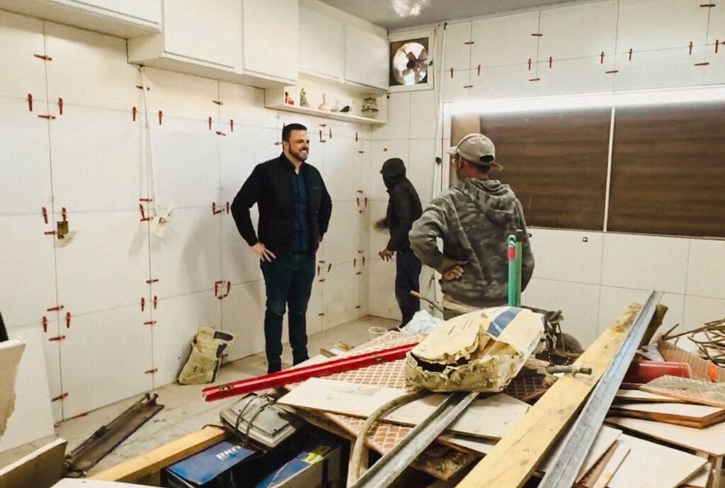 Lucas Neves fiscaliza obras em APAEs da Serra