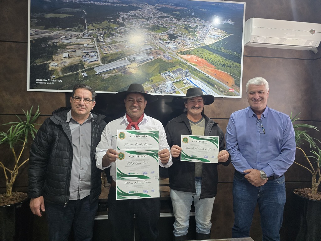 Administração Municipal homenageia CTG Beto Preto por conquistas no Rodeio Nacional de Campeões