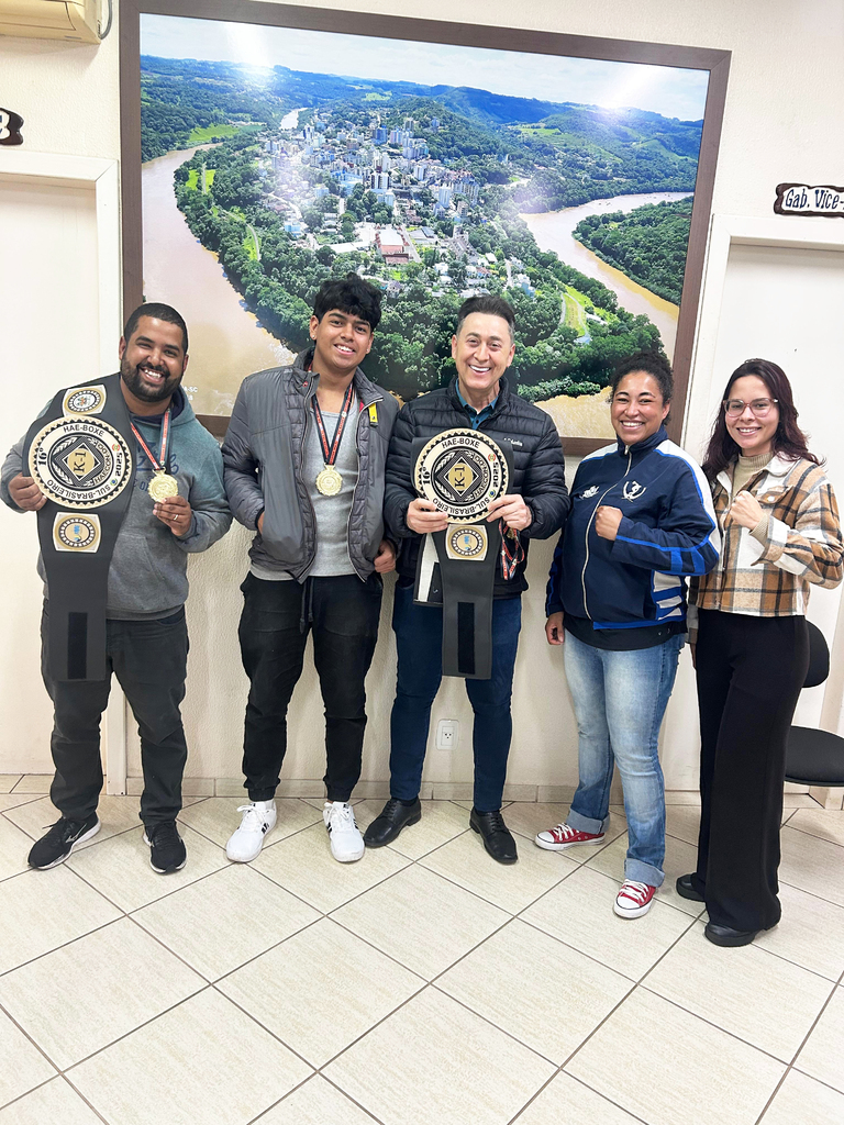 ATLETAS DE PIRATUBA CONQUISTAM TÍTULOS EM CAMPEONATO SUL-BRASILEIRO DE ARTES MARCIAIS