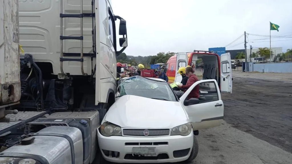 Motorista fica ferido em colisão entre carro e carreta na BR-470, em Rio do Sul