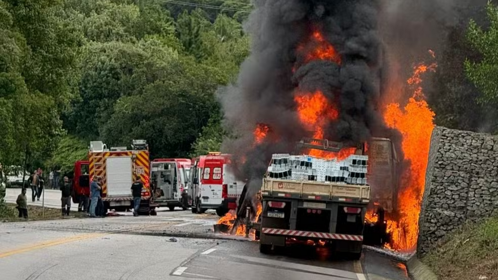 Foto: CBM - Caminhão com carga de madeira colide com cinco veículos e deixa mortos na BR-282