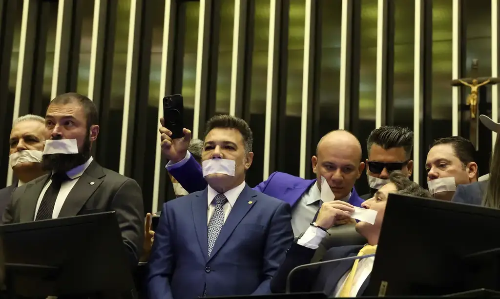 Oposição pernoita no Congresso Nacional para impedir trabalhos