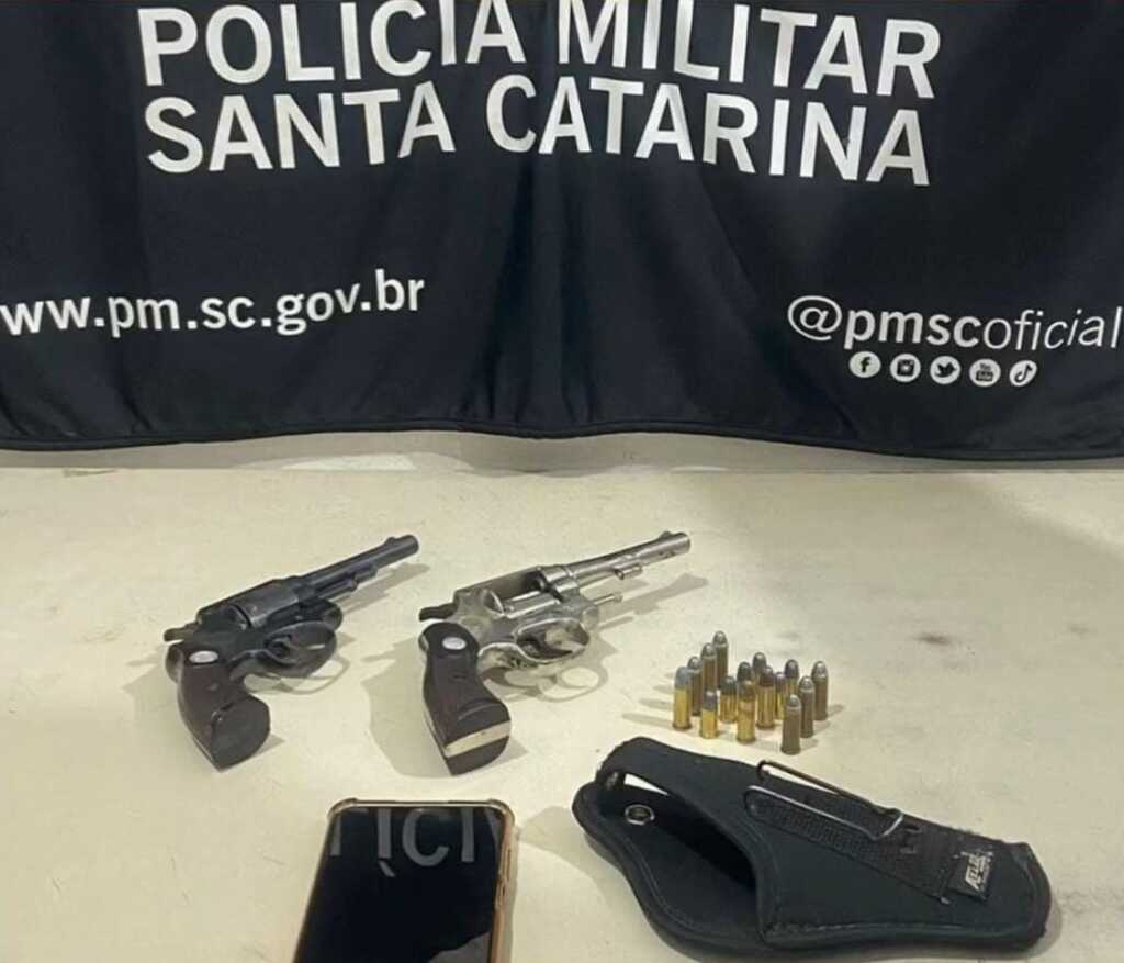 POLÍCIA MILITAR PRENDE DUPLA POR PORTE ILEGAL DE ARMA DE | FOGO EM PASSO DE TORRES